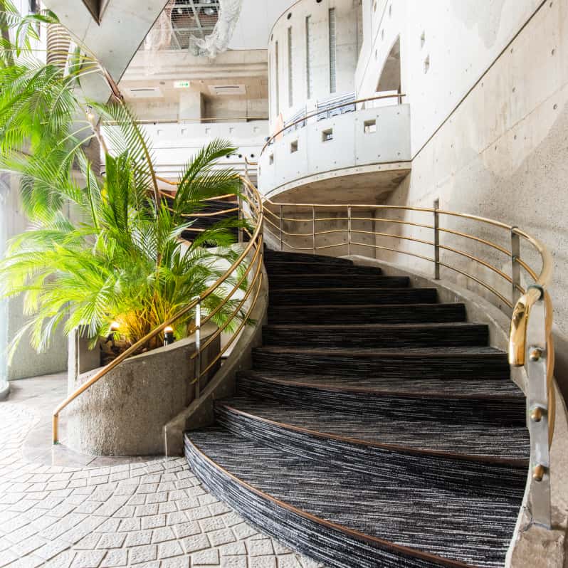 吹き抜けのエントランス