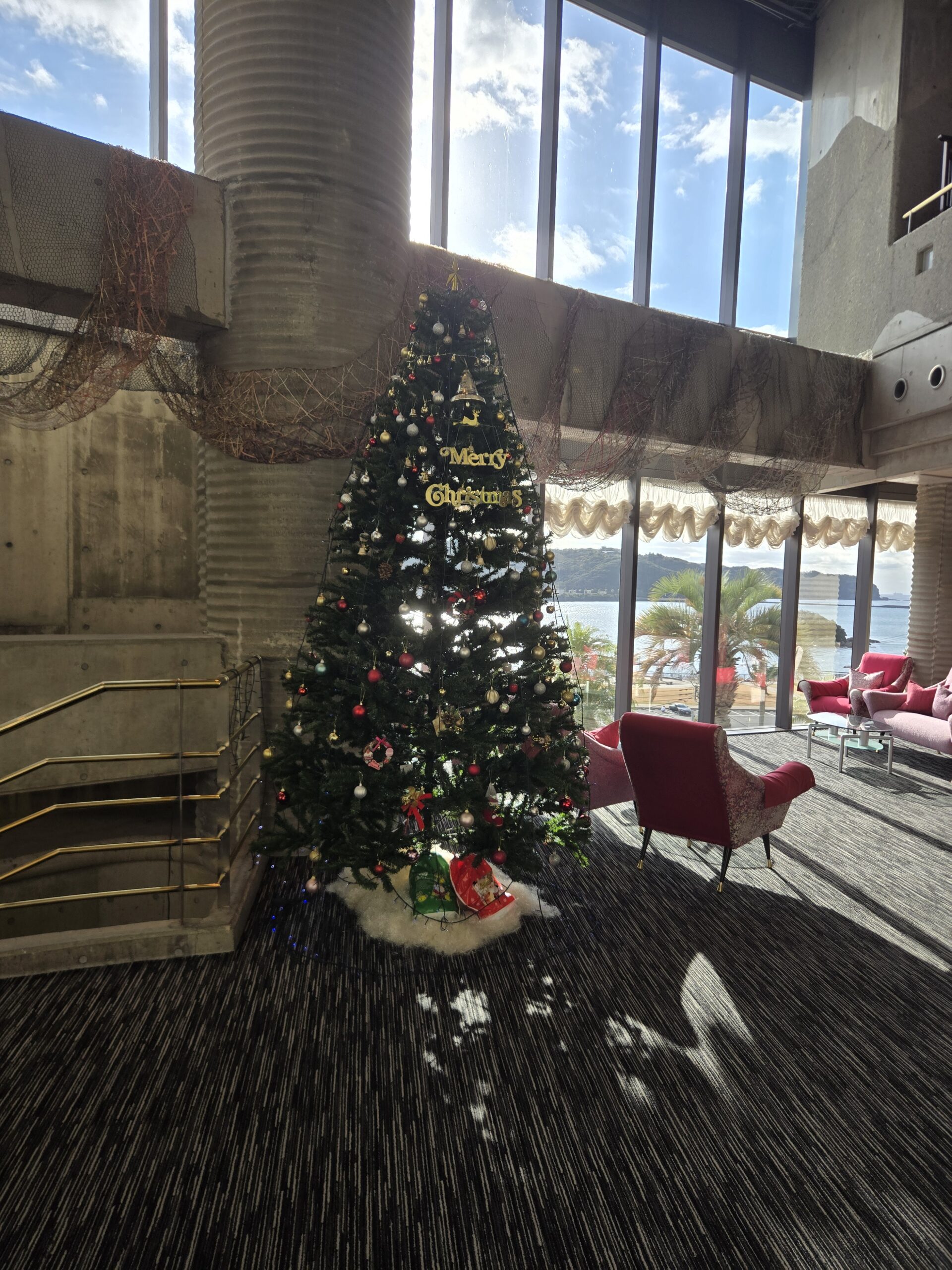 クリスマスツリー飾りました。