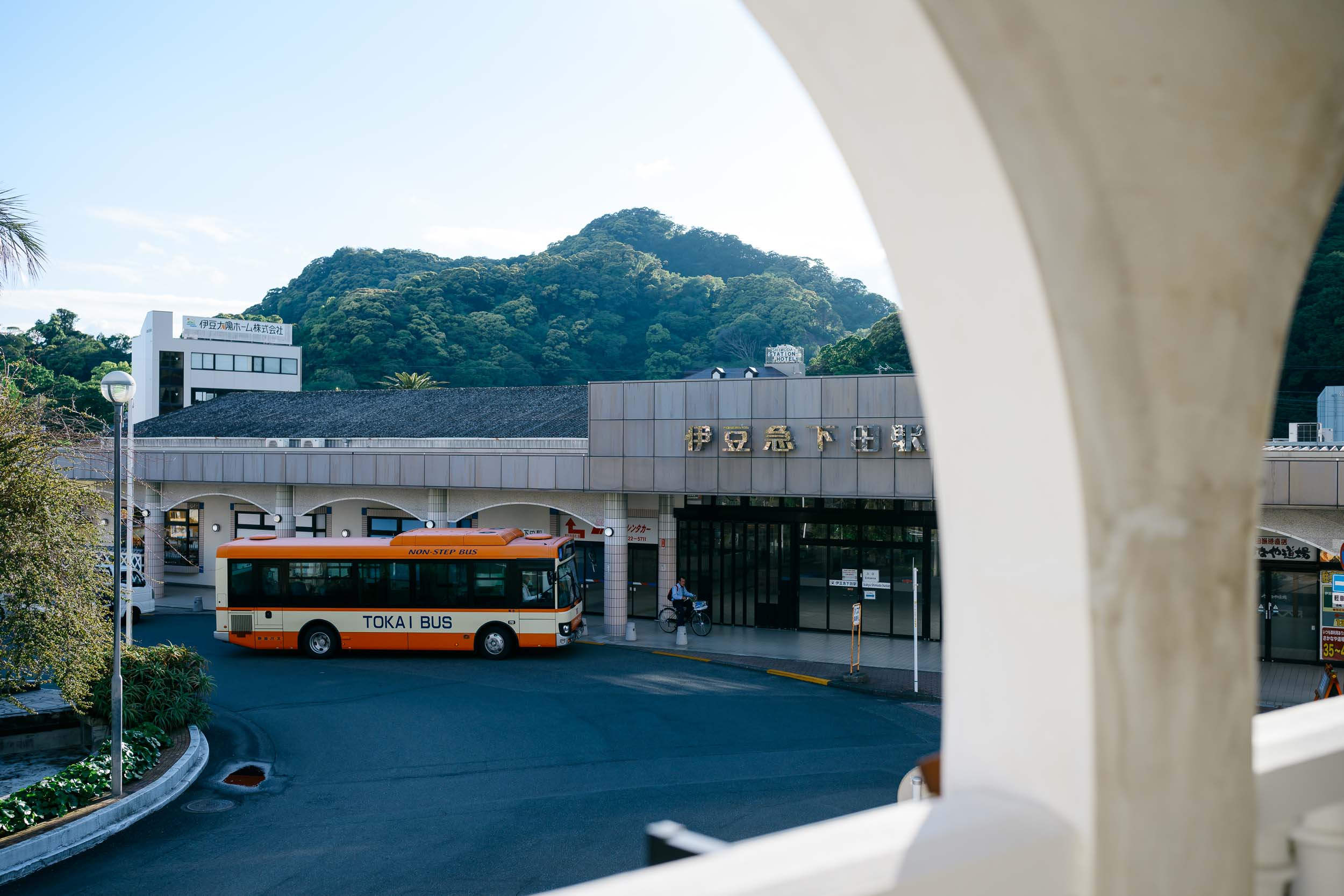 伊豆急下田駅を望む下田時計台フロントからの景色