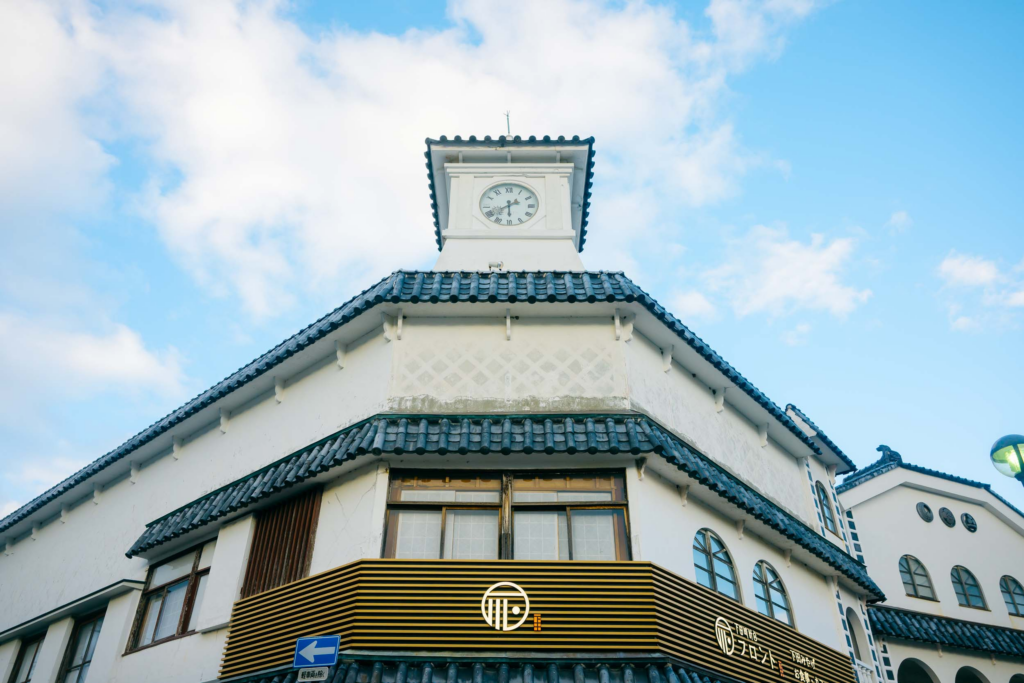 白い時計台が目印の下田時計台フロント外観