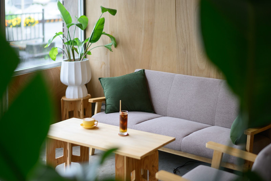 下田のカフェ PARADISE COFFEE の居心地が良いソファ席とコーヒー