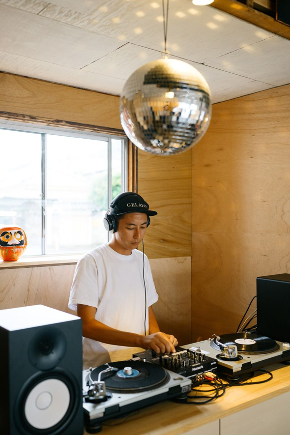下田のカフェ PARADISE COFFEE店内にあるDJブースとミラーボール
