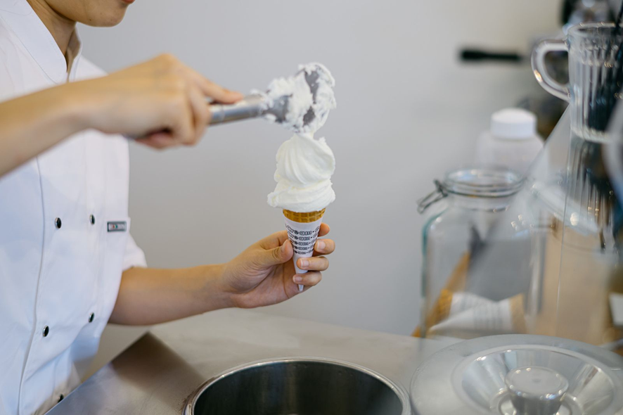 下田のジェラート店Gelateria Amoreでコーンに盛り付けられる本格手作りジェラート