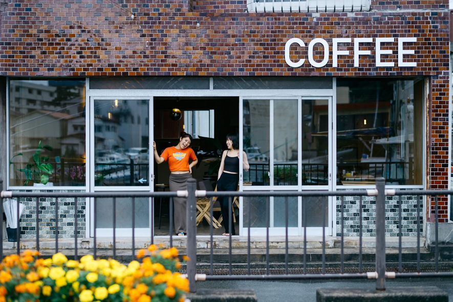 「下田の街と日常に寄り添う『PARADISE COFFEE』のレトロで温かみのある外観」