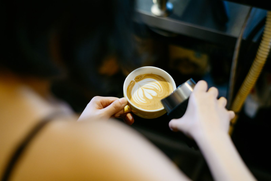 「下田のカフェ PARADISE COFFEEでバリスタが淹れる本格カフェラテと美しいラテアート」